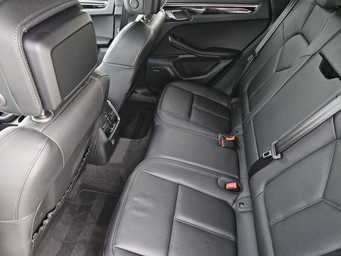 Certified 2025 Porsche Macan S image 28