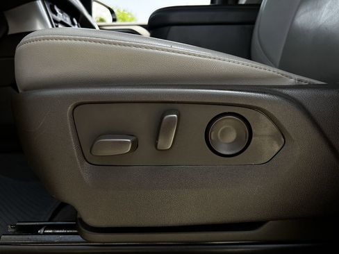 Used 2024 Chevrolet Suburban LT RWD image 30