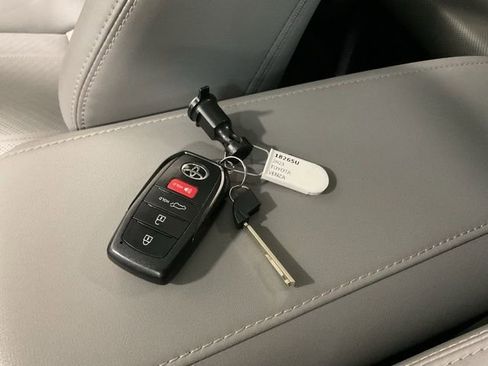 Used 2023 Toyota Venza Limited image 23
