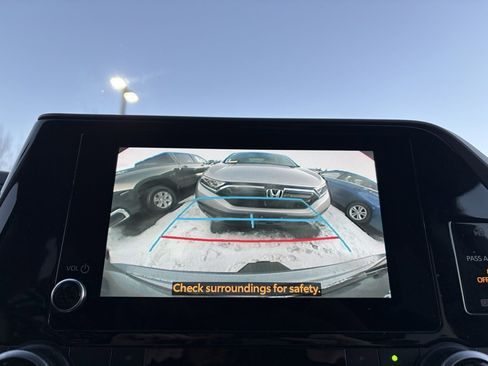 Used 2023 Toyota Highlander XLE image 4