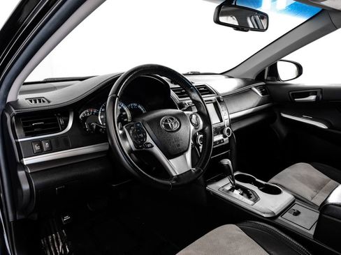 Used 2014 Toyota Camry SE w/ Leather Package image 2