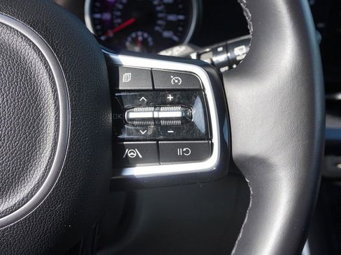 Used 2023 Kia Carnival LX FWD image 40