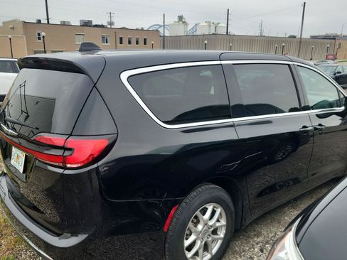 Used 2024 Chrysler Pacifica Touring-L FWD image 4