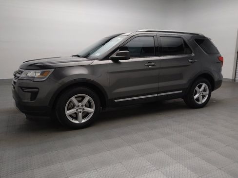 Used 2018 Ford Explorer XLT image 2