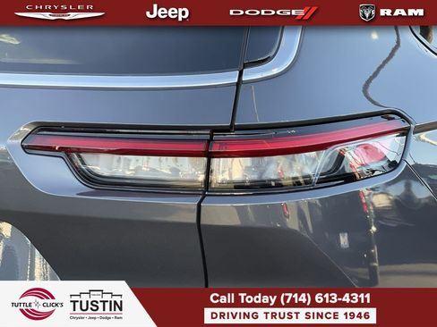 Used 2023 Jeep Grand Cherokee L Limited AWD/4WD image 9