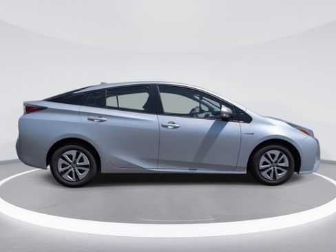 Used 2017 Toyota Prius Four FWD image 4