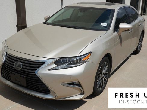 Used 2017 Lexus ES 350 w/ Luxury Package FWD image 1