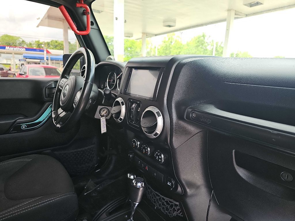 Used 2014 Jeep Wrangler Unlimited Rubicon w/ Connectivity Group AWD/4WD image 51
