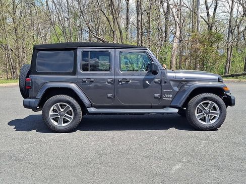 Used 2022 Jeep Wrangler Unlimited Sahara w/ LED Lighting Group AWD/4WD image 9