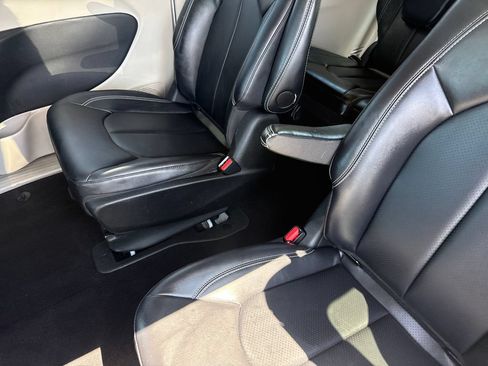 Used 2024 Chrysler Pacifica Limited FWD image 21