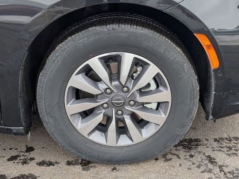 Used 2023 Chrysler Pacifica Touring-L image 17