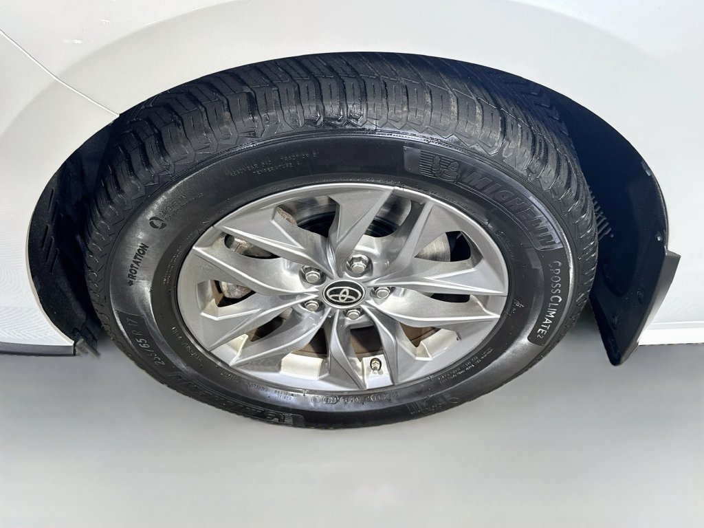 Used 2023 Toyota Sienna XLE AWD/4WD image 4