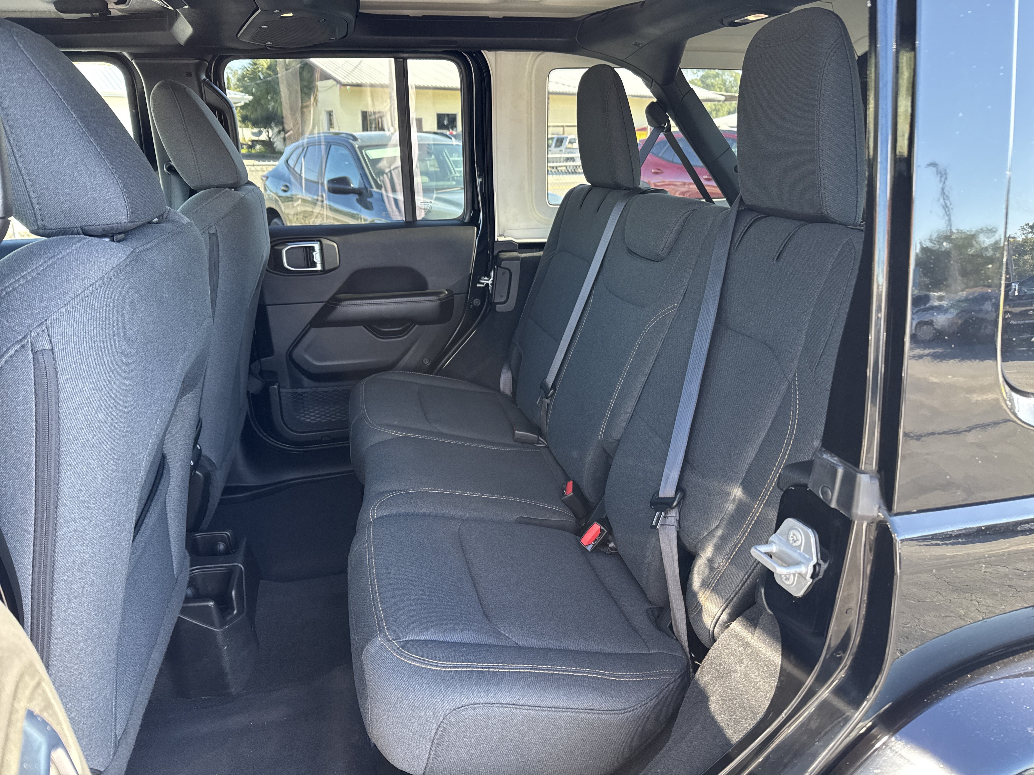 Used 2025 Jeep Wrangler Unlimited Sahara AWD/4WD image 20