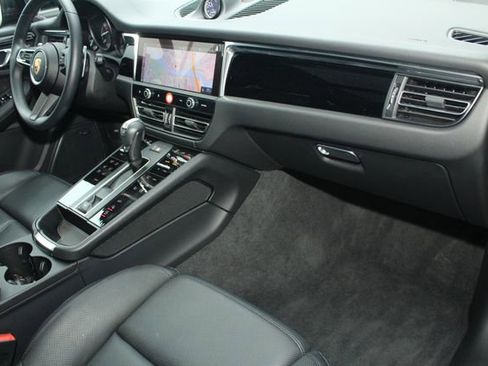 Certified 2025 Porsche Macan image 28