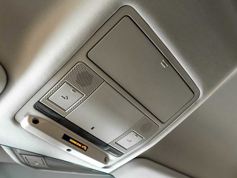 Used 2022 Land Rover Defender 90 image 25