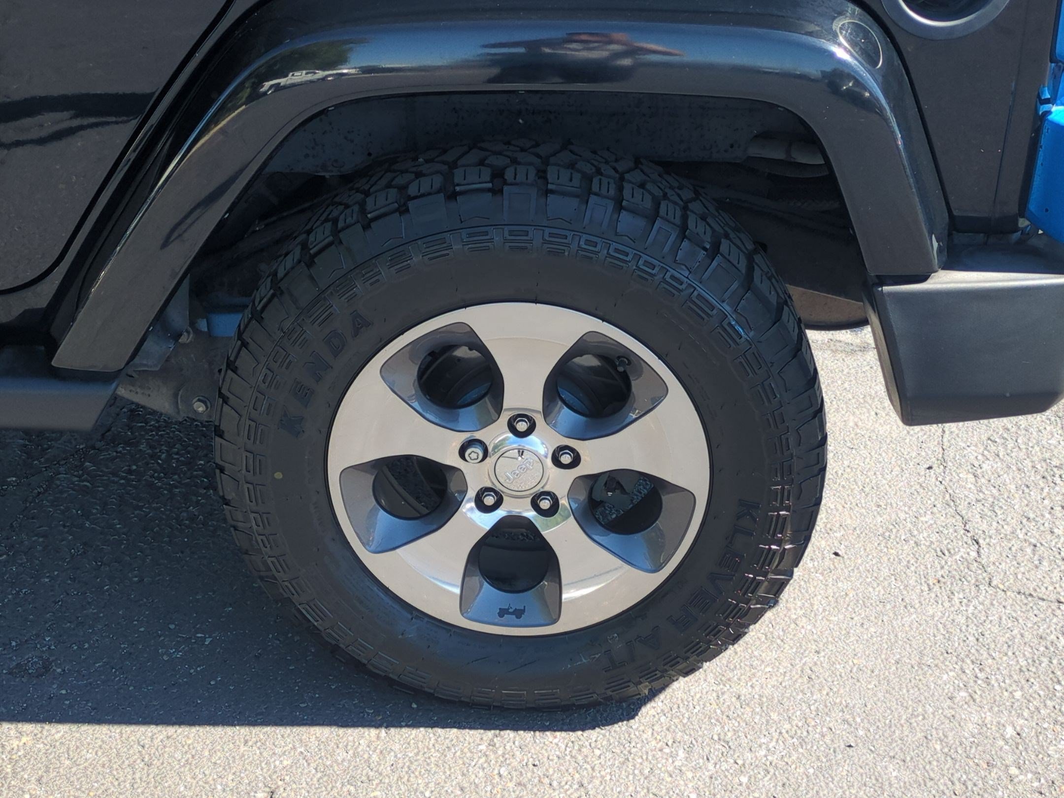 Used 2017 Jeep Wrangler Unlimited Sahara w/ Connectivity Group AWD/4WD image 13