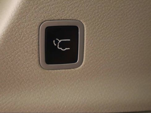 Used 2019 Chrysler Pacifica Touring-L image 23