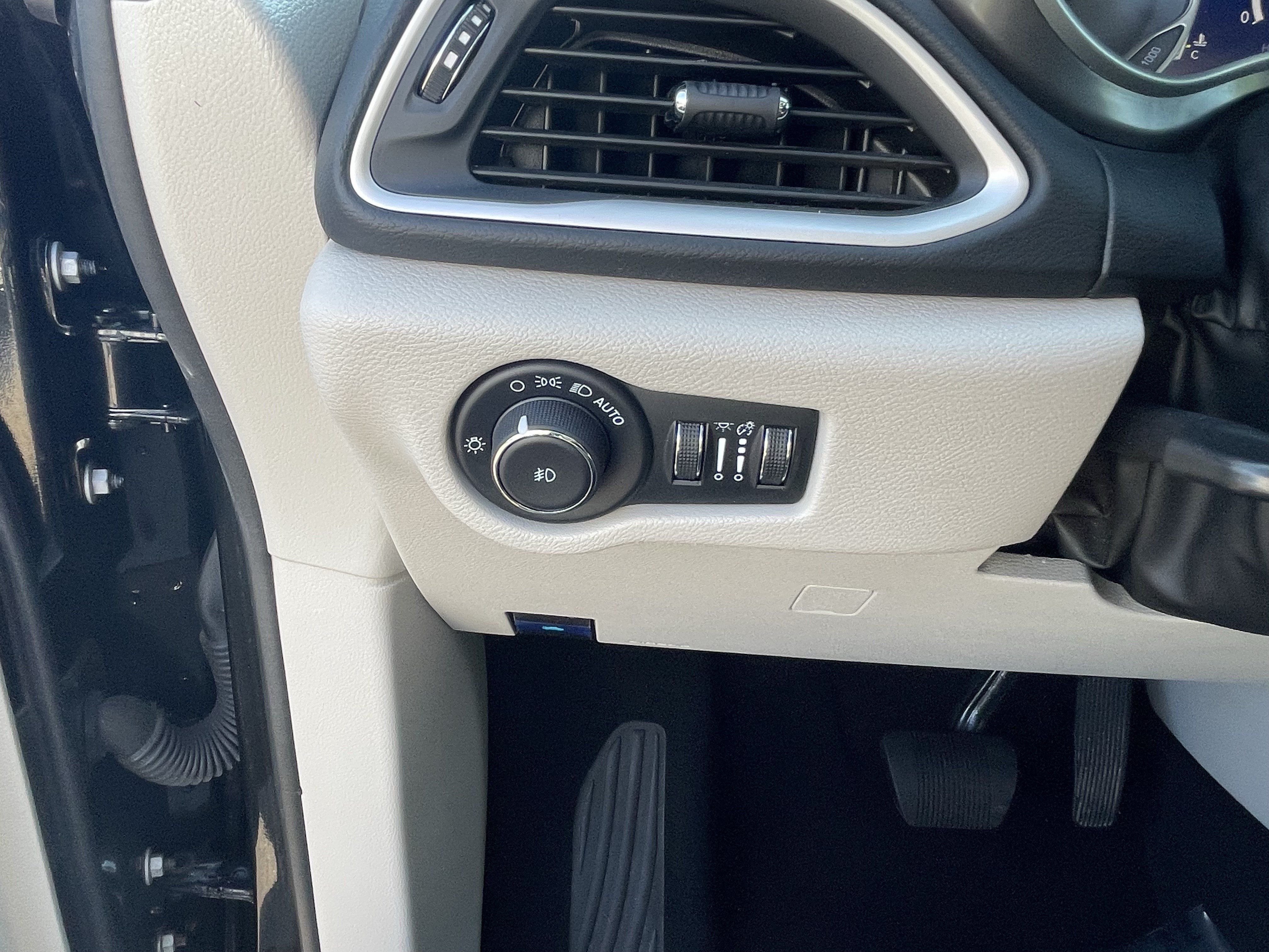 Used 2023 Chrysler Pacifica Touring-L FWD image 25
