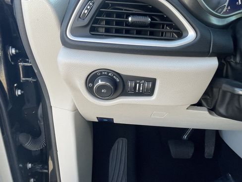 Used 2023 Chrysler Pacifica Touring-L FWD image 25
