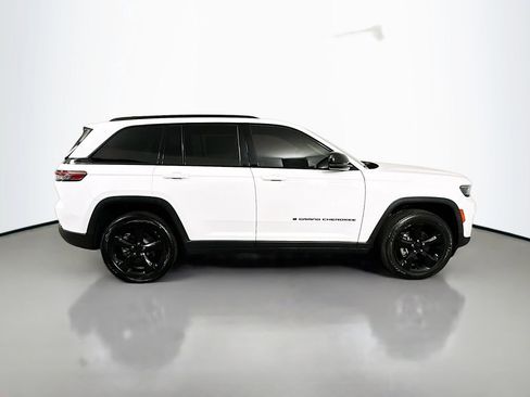 Used 2023 Jeep Grand Cherokee Altitude AWD/4WD image 7