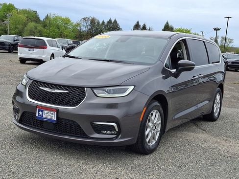 Used 2023 Chrysler Pacifica Touring-L FWD image 5