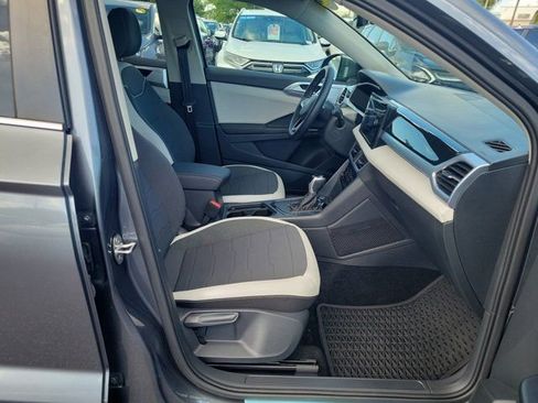 Certified 2025 Volkswagen Taos SE FWD image 10