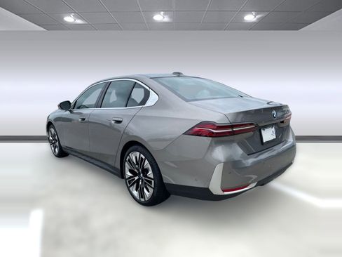 Used 2026 BMW 530i w/ Premium Package RWD image 3