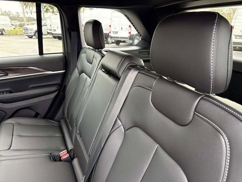 New 2025 Jeep Grand Cherokee Limited w/ Black Appearance Package image 11