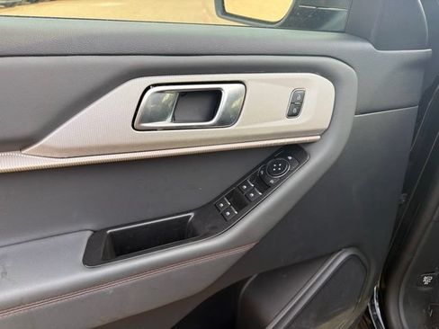 Used 2025 Ford Explorer Active RWD image 8