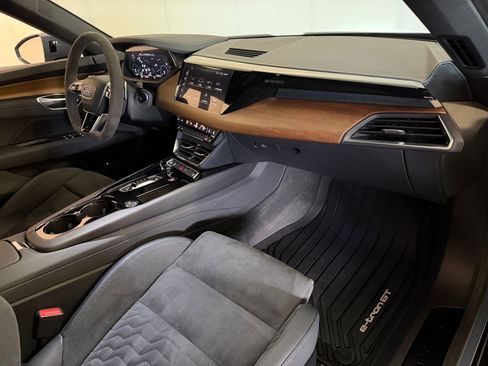 Used 2022 Audi e-tron GT Premium Plus image 32