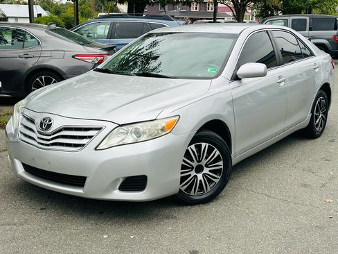 Used 2010 Toyota Camry LE image 2