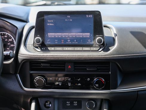 Used 2024 Nissan Rogue S FWD image 3