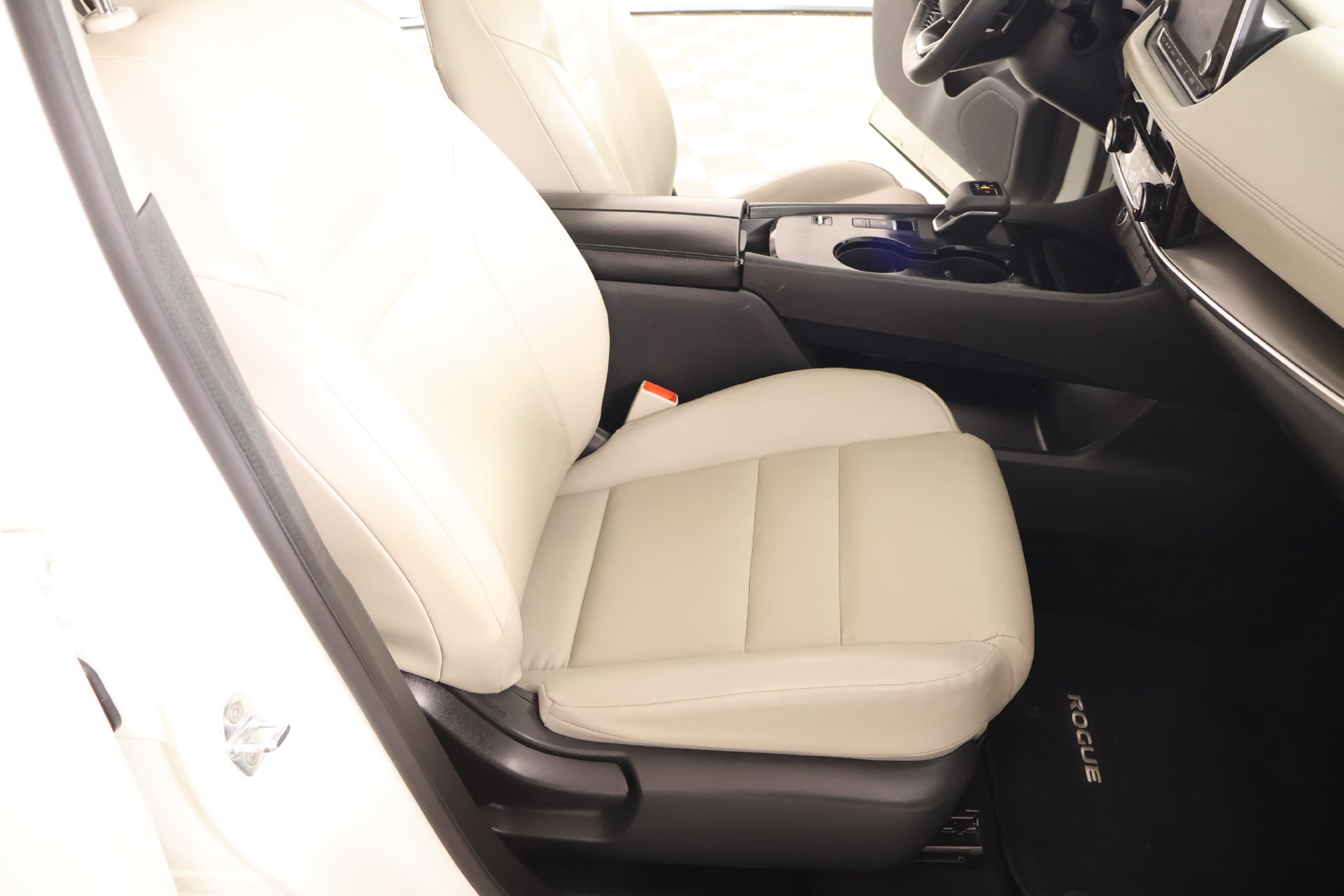 Used 2023 Nissan Rogue SV w/ SV Premium Package FWD image 13