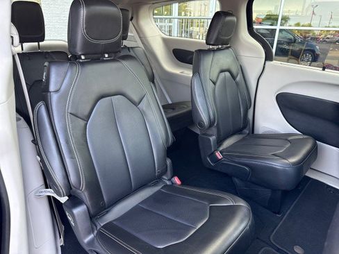 Used 2023 Chrysler Pacifica Touring-L AWD/4WD image 35