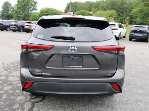 Used 2022 Toyota Highlander LE FWD image 4
