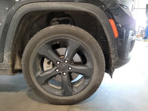 Used 2023 Jeep Grand Cherokee L Limited w/ Luxury Tech Group II AWD/4WD image 16