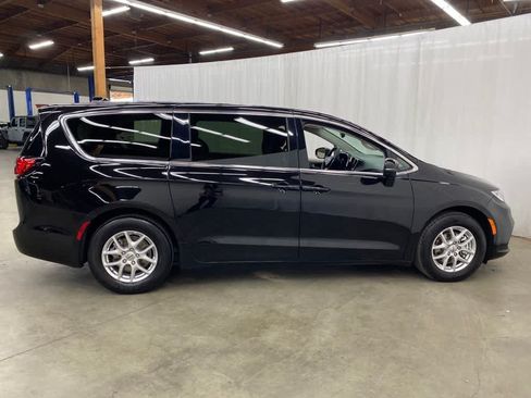 Used 2024 Chrysler Pacifica Touring-L FWD image 7
