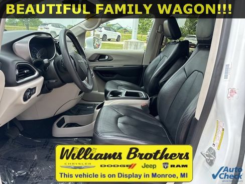 Used 2022 Chrysler Pacifica Touring-L image 10
