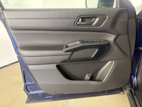 Used 2024 Nissan Pathfinder SV image 12