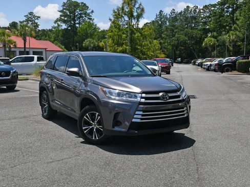 Used 2019 Toyota Highlander LE FWD image 6