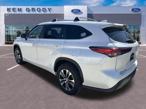 Used 2023 Toyota Highlander XLE FWD image 5