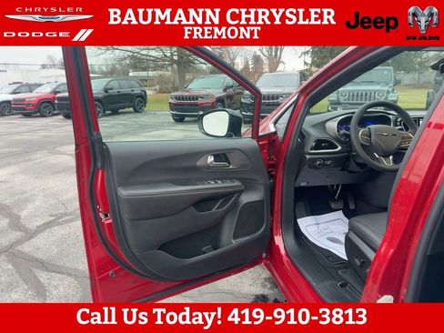 New 2026 Chrysler Voyager LX FWD image 5