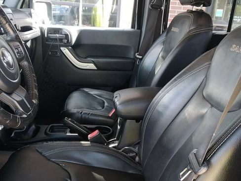 Used 2016 Jeep Wrangler Unlimited Sahara w/ Connectivity Group AWD/4WD image 7