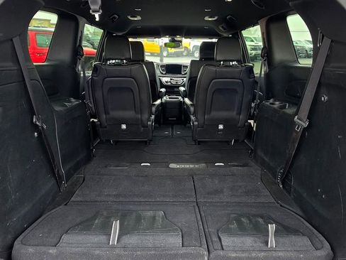 Used 2025 Chrysler Pacifica Select FWD image 8