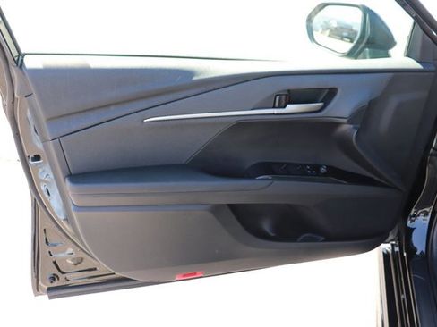 Used 2025 Toyota Camry SE image 10