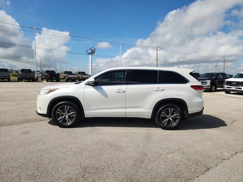 Used 2018 Toyota Highlander Plus FWD image 4