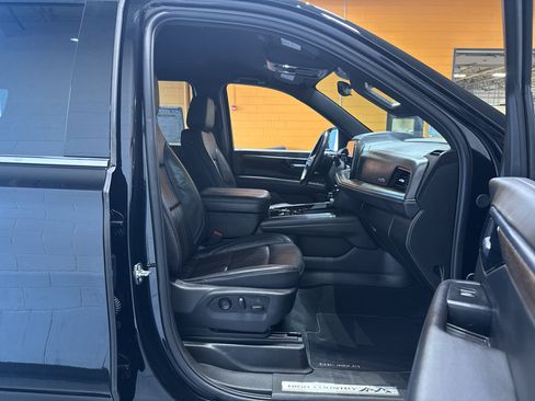 Used 2025 Chevrolet Suburban High Country AWD/4WD image 19