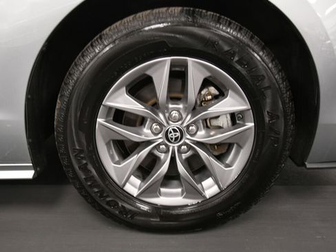 Certified 2025 Toyota Sienna XLE FWD image 32