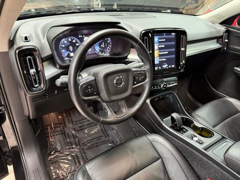 Used 2022 Volvo XC40 T4 Momentum FWD image 9