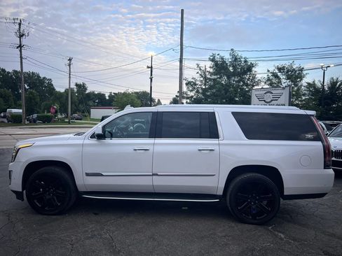 Used 2019 Cadillac Escalade ESV Luxury AWD/4WD image 2